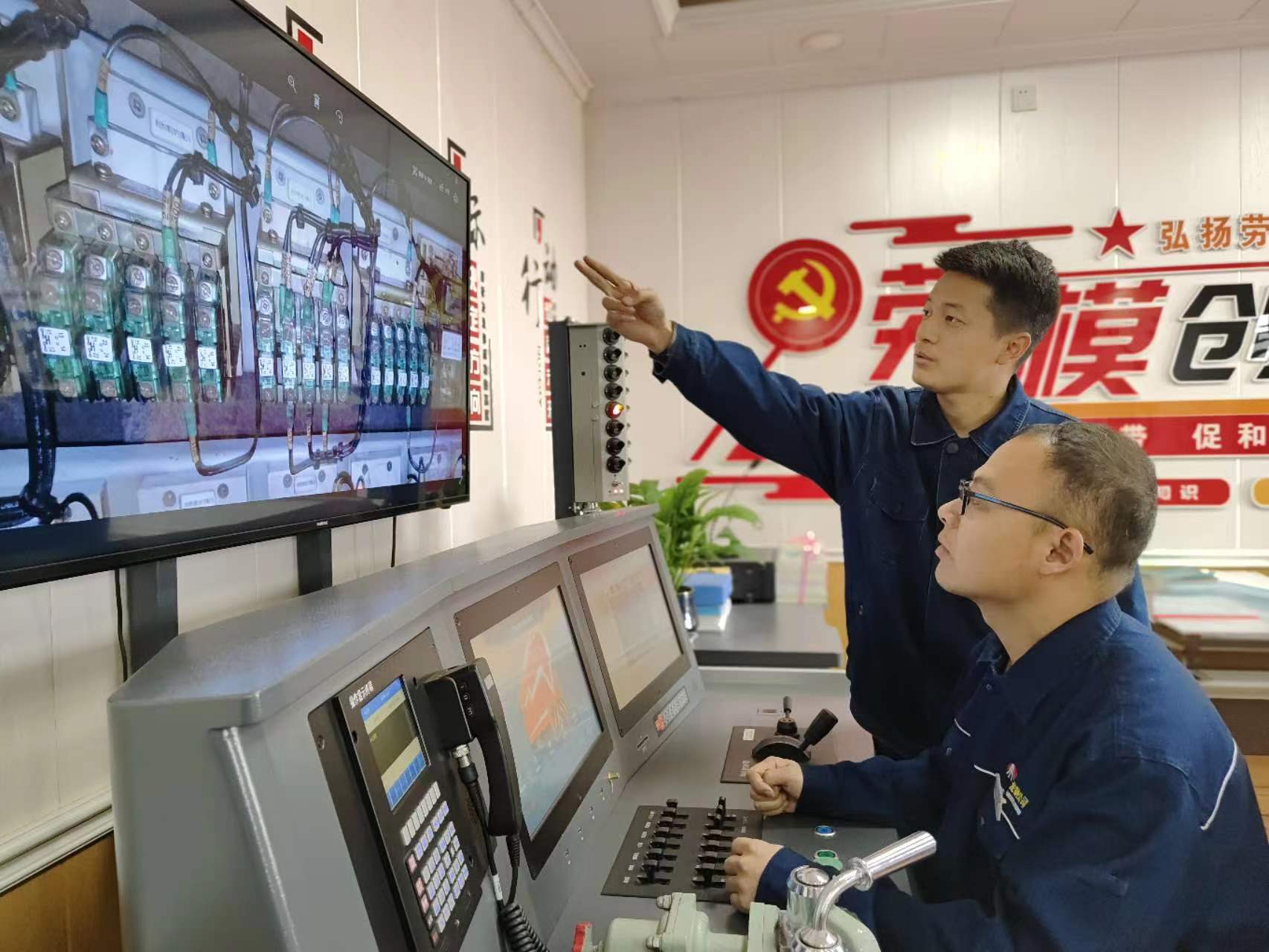 瞧，龍鋼鐵路專用線上的“馴龍”班組