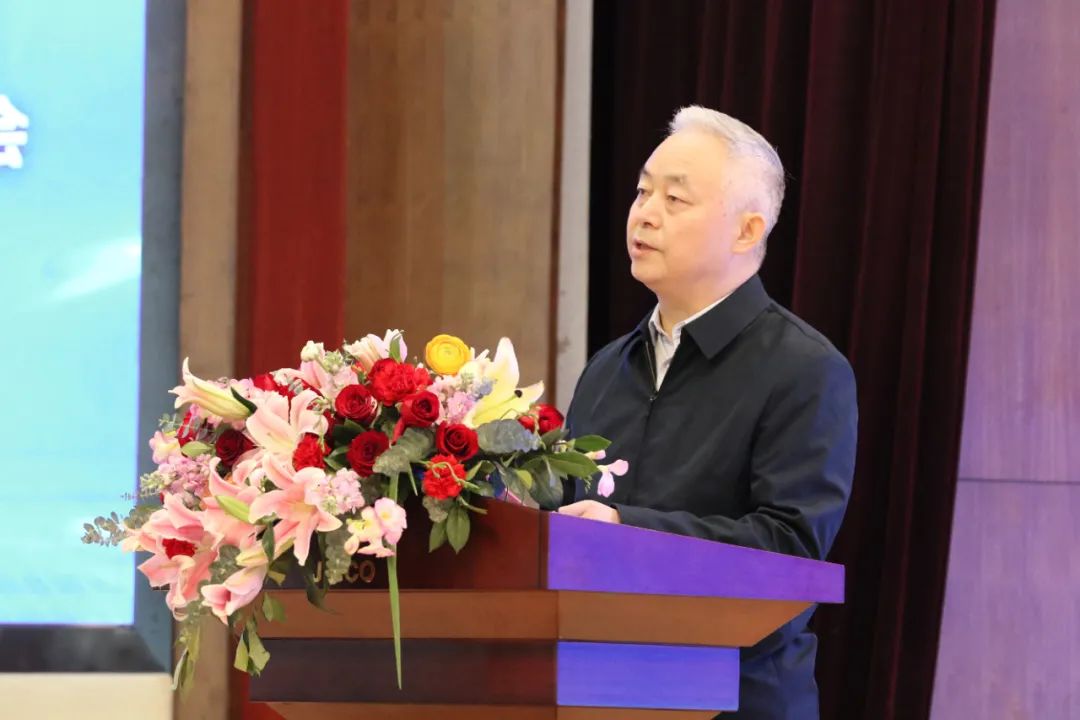 楊海峰在第七屆陜晉甘川（寧青新）建筑鋼企高峰論壇會議上指出：應對新變化、構筑新優勢、為西部經濟社會發展貢獻出新的更大力量！