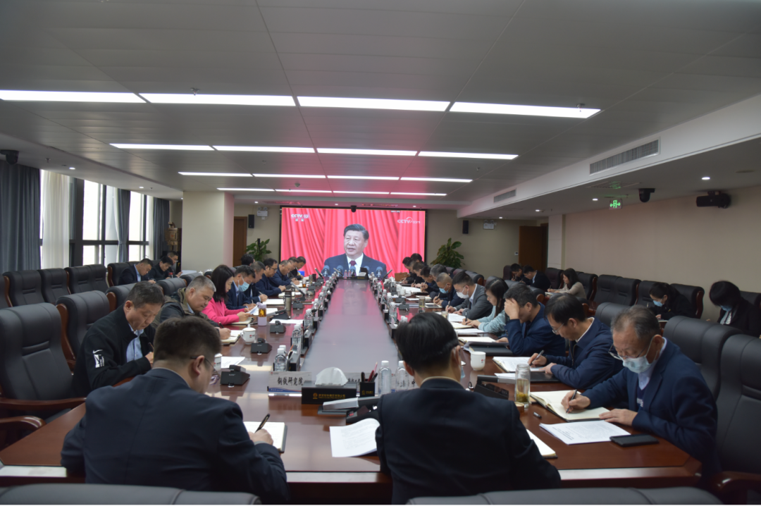 陜鋼集團黨委理論學習中心組召開“堅持創(chuàng)新驅動 加快推動項目建設”學習研討會