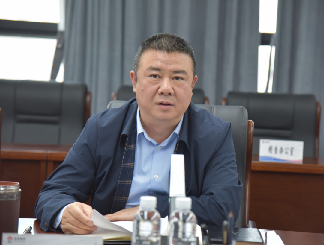 陜鋼集團黨委理論學習中心組召開“堅持創(chuàng)新驅動 加快推動項目建設”學習研討會