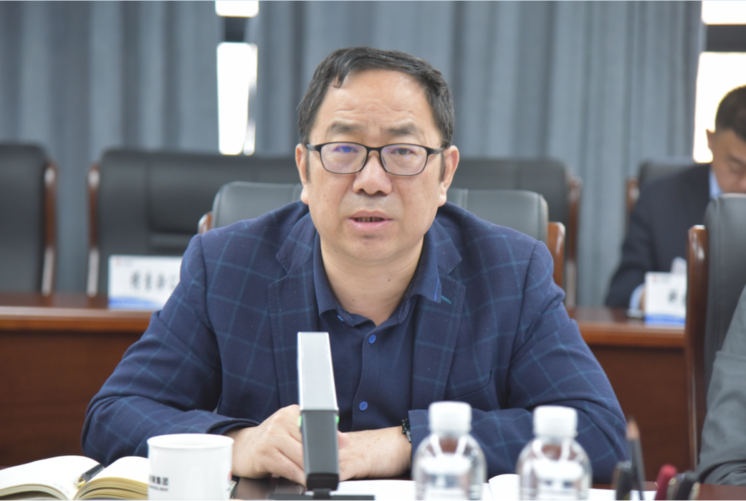陜鋼集團黨委理論學習中心組召開“堅持創(chuàng)新驅動 加快推動項目建設”學習研討會