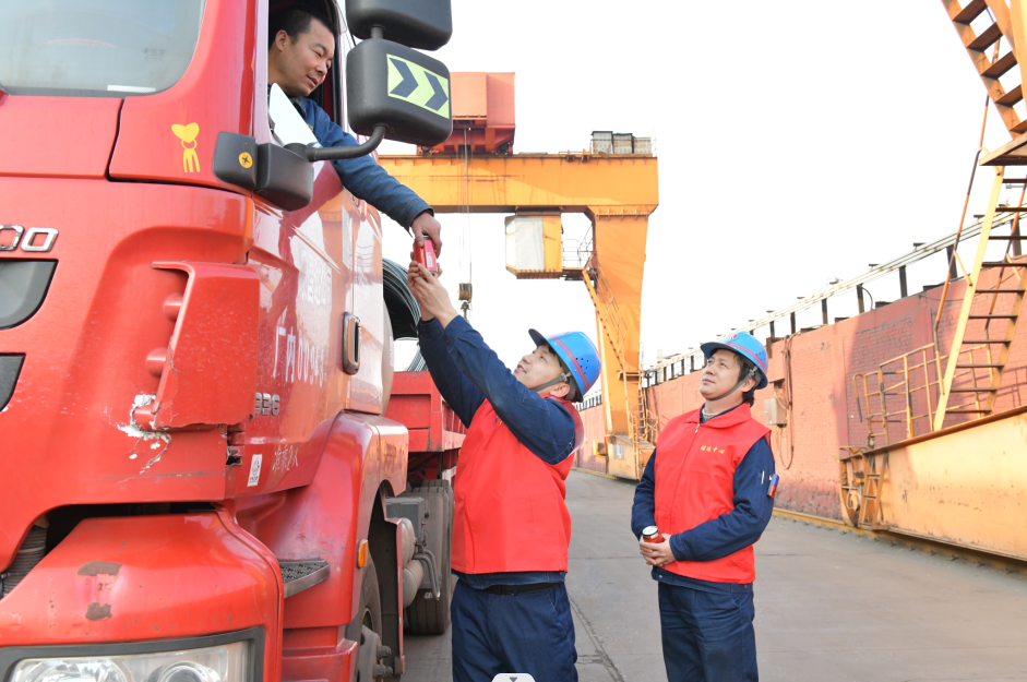 龍鋼公司職工榮獲2023年第二季度“渭南標桿”榮譽稱號